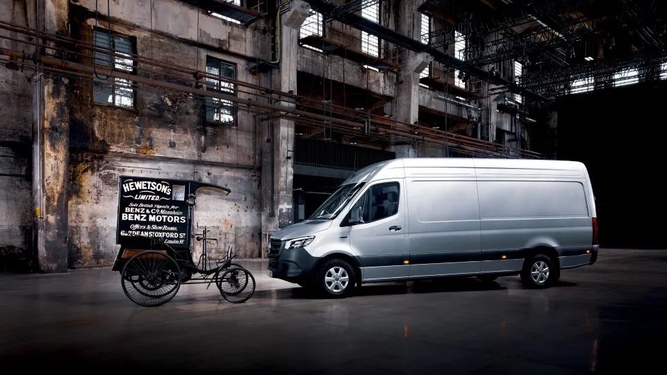 Mercedes Sprinter in einer alten Werkhalle mit der alten Benz Kutsche.